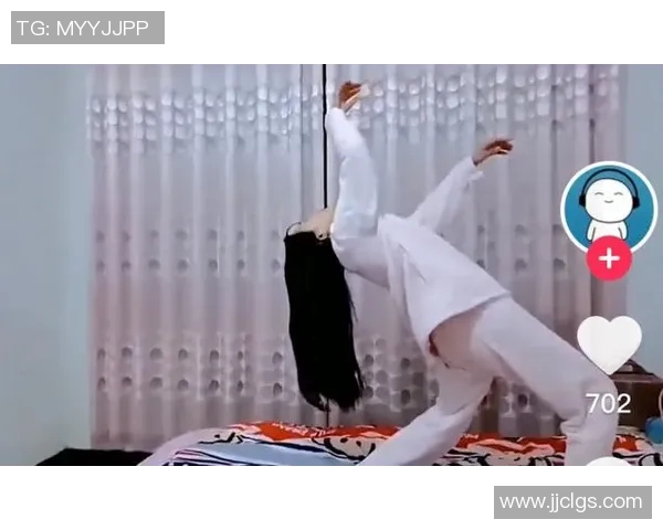 足球明星半蹲拍照视频引发热议球迷纷纷模仿展现独特魅力与风格