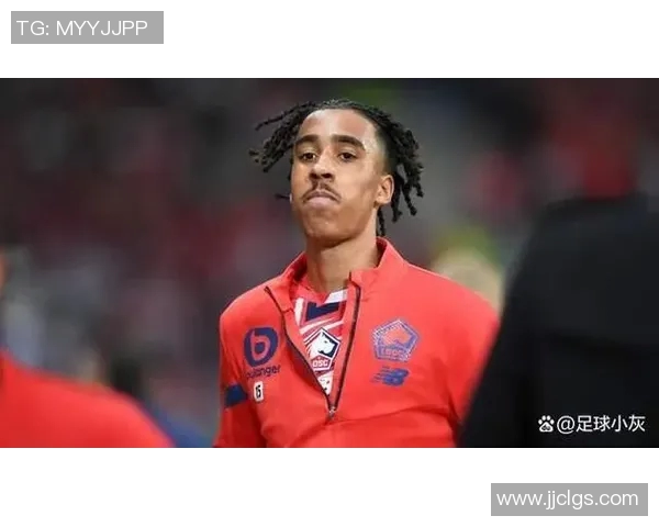 足球明星因伤拄拐杖走路引发球迷关注背后故事令人心疼