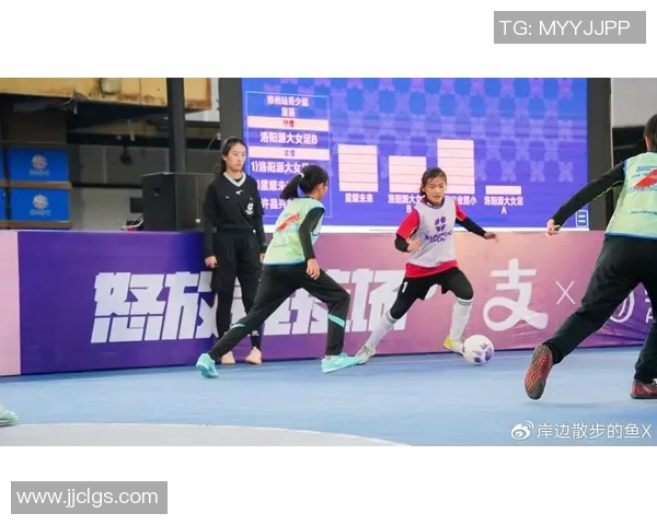 足球明星打底衣时尚搭配解析与精选图片展示，让你领略运动与潮流的完美结合