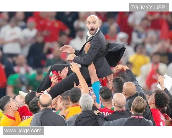 足球明星展现成熟魅力的微笑瞬间与背后的故事