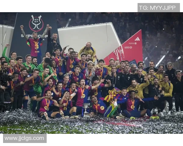 足球明星时尚穿搭解析展现球场外的独特魅力与个性风格