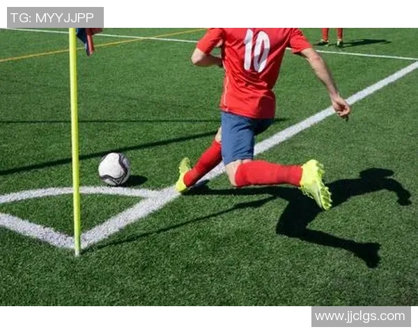 足球明星精彩瞬间高清角球踢球动作图集展现足球魅力与技巧