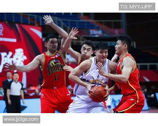 上海篮球队以53分领跑大师赛积分榜展现强劲实力与竞争优势 上海篮球队以53分领跑大师赛积分榜展现强劲实力与竞争优势